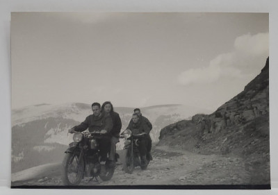 PARANG , PE DRUMUL REGELUI , TURISTI CU MOTOCICLETE , FOTOGRAFIE , 1954 foto