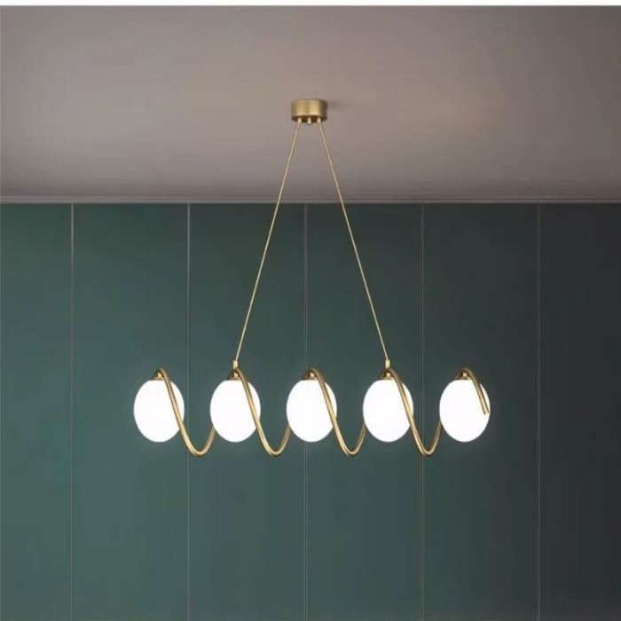 Lustra suspendata moderna, 5 globuri albe, dulie E27, corp auriu