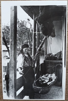 Taranca cu fuiorul pe prispa si copilul in leagan, anii &amp;#039;30// reproducere foto