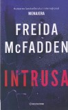 Carte Intrusa de Freida McFadden - Politiste, Romana, Brosata, 333 Pagini, An 2026, Dim 13x20cm, Stare Buna