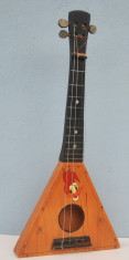 Mandolina sau chitara veche - jucarie din perioada comunista realizata din lemn foto