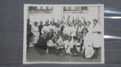 GRUP DE MEDICI SI INFIRMIERE IN FATA SPITALULUI BRANCOVENESC, ANII 1938-40 - 2 foto