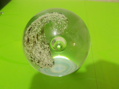 PRESSE PAPIER - glob din CRISTAL CLAR cu incluziuni in interior foto