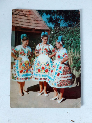 Vedere circulata in 1975, cu femei in costum popular din Kalocsa, Ungaria foto