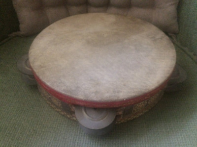 tamburina din lemn piele discuri cupru instrument muzical percutie vechi pentru muzica instrument foto