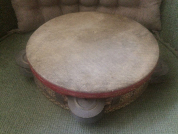 tamburina veche din lemn piele discuri cupru instrument muzical percutie muzica