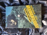 Un băiat ura o fată vintage