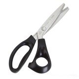 Foarfeca de croitorie din otel carbon C50 nichelat, lame zimtate pentru taiere zig-zag, manere inegale, Premax, colectia Classica, 23cm (9&Prime;)