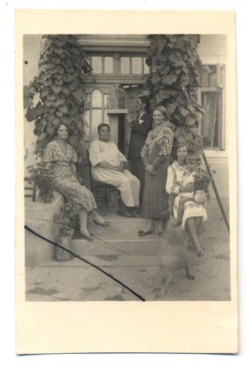 AD 1679 C.P.VECHE - GRUP IN TINUTA DE EPOCA - IN FATA CASEI LOR foto