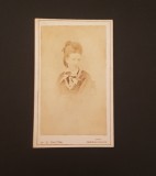 Portret Femeie . Studio Victorian. Fotografie carte de vizită veche Anglia
