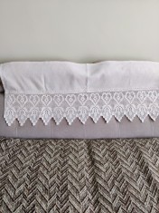 Draperie cu dantelă lucrată manual