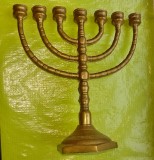 G354-Menora Israel lumanari 7 brate bronz masiv stare buna in patina timpului. Inaltime 23, latime 22 cm, 1,100 Kg.