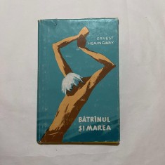 Ernest Hemingway - Batranul si marea foto