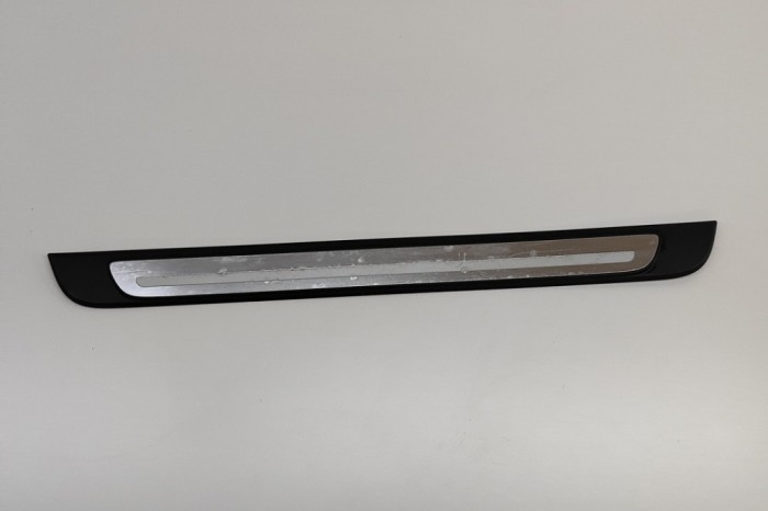 Ornament prag st&acirc;nga față AUDI Q2 GA 2021 OEM: 8V4853491M,8V4853491N,8V4853491P,8V4853491Q,8V4853491R,8V4853491S 28294624