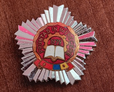 QW9 L 53 - Insigna - tematica comunism - Fruntas in intrecere - 1979 foto