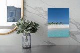 Tablou Canvas, "Refugiul paradisului tropical sub palmieri", Apă, Albastru, Nisip, Palmieri, Cer, Relaxare, Soare, Vacanță, Paradis, Tropical, 26 x 39