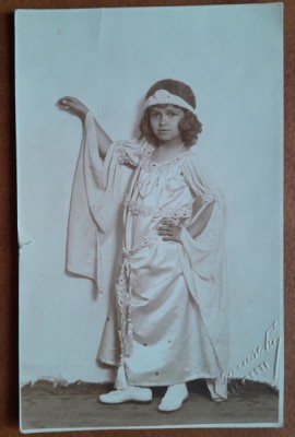 Carte postala, fetita in tinuta de printesa, perioada interbelica foto