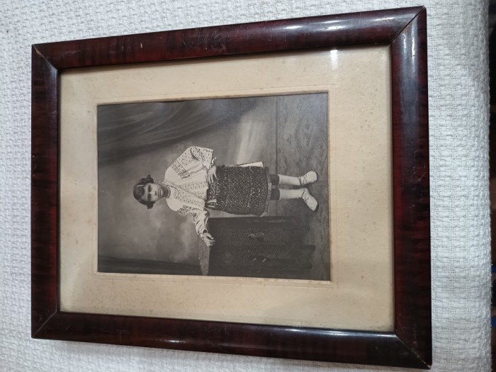 Tablou ,fotografie Tanara in costum popular ,anii 1935, Format A4 .INRAMATA.