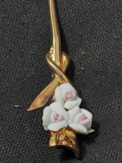 Brosa superba aurie cu flori,brosa vintage Aurie-bijuterie vintage 5,5 cm inaltime,BIJUTERIE Dama VINTAGE
