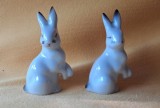 IEPURE in miniatura x 2 bucati - produs vechi romanesc, anii 1970, era socialista, bibelou vechi, ceramica portelan, piesa superba