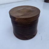 Cutie din lemn de nuc, cu capac Dimensiuni interior 7x8 cm Finisat cu ulei mineral și ceara de albine și carnauba