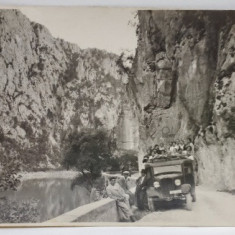 TURISTI POZAND IN CAMION , LA MALUL DUNARII , ZONA ORSOVA , FOTOGRAFIE TIP CARTE POSTALA , 1935