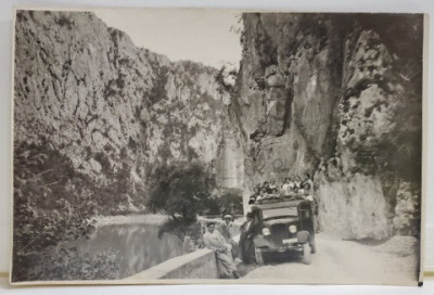 TURISTI POZAND IN CAMION , LA MALUL DUNARII , ZONA ORSOVA , FOTOGRAFIE TIP CARTE POSTALA , 1935 foto