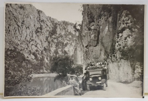 TURISTI POZAND IN CAMION , LA MALUL DUNARII , ZONA ORSOVA , FOTOGRAFIE TIP CARTE POSTALA , 1935