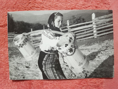 Fotografie fata cu cobilita, 1960 foto