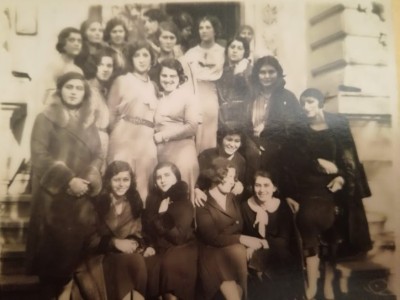 Absolventele de la 1930, verso cu semături și adnotări, 10/8 cm foto
