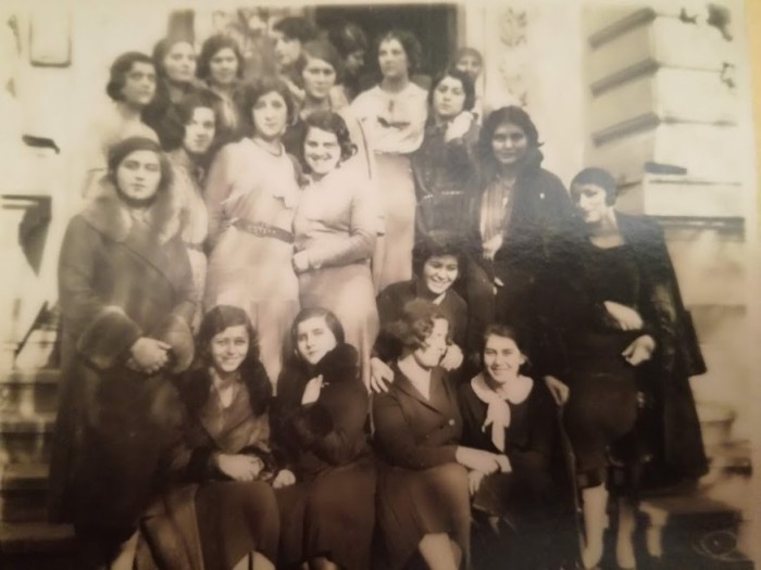 Absolventele de la 1930, verso cu semături și adnotări, 10/8 cm