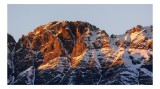 Tablou Canvas pe temă de peisaj montan, Splendoarea aurie a &icirc;nălțimilor alpine, 39 x 26 cm, CMCLASS