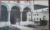 Carte postala, curtea Manastirii Cozia, perioada interbelica