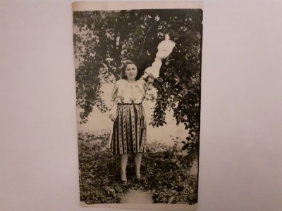 Carte poștală cu doamnă cu fuior &amp;icirc;n costum popular foto