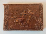 * Portmoneu vechi de piele cu model emboasat, 13x9cm