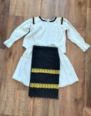 Costum popular fetita bumbac alb si fote negre cu dantela galbena, ie traditionala si fusta cu dantele, set complet etno serbare scoala artizanat