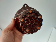 Vas ceramic vintage forma de prajitura guguluf chec, decorata cu floare / decor bucatarie, terasa, restaurant, cofetarie, brutarie, etc