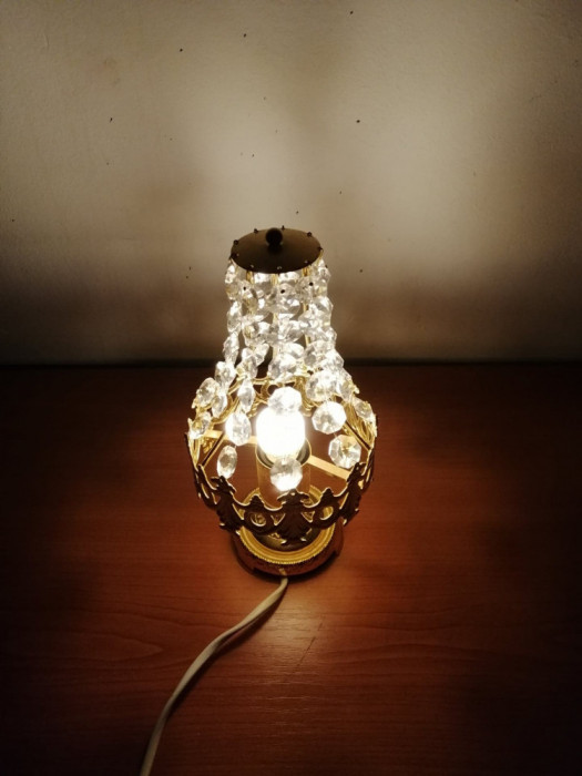 Veioza lampa de masa metalica aurie auriu cu abajur perdea margele sticla imitatie de cristal Suedia