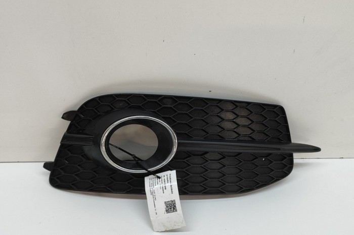Grila dreapta față AUDI Q3 8U 2013 OEM: 8U0807682D 30772040