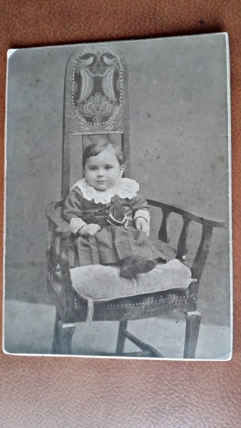 Fotografie pe carton, fetita cu guler de dantela, perioada interbelica