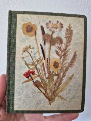 * Carnetel agenda nedatata (doar cu numele lunilor in germana) cu flori presate foto