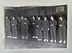 Fotografie cu echipa castigatoare a campionatului de baschet feminin din 1982
