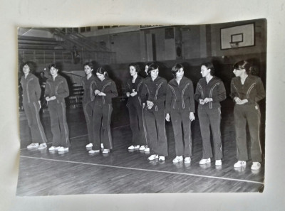 Fotografie cu echipa castigatoare a campionatului de baschet feminin din 1982 foto
