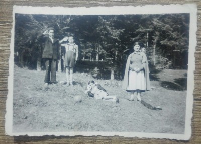 Copii la joaca, Poiana Tapului 1939// fotografie foto