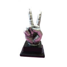 Statueta reprezentand o mana aratand semnul victoriei , 619E-1