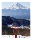 Tablou Canvas, "Admir&acirc;nd peisajul muntelui &icirc;nzăpezit", Munte, Zăpadă, Torii, Persoană, Peisaj, Natură, Vedere, Iarnă, Liniște, Japonia, 26 x 39 cm, CM