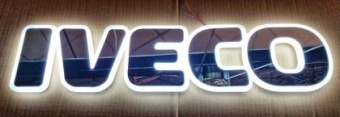 Sigla capota cromata IVECO iluminata NEON ALB foto