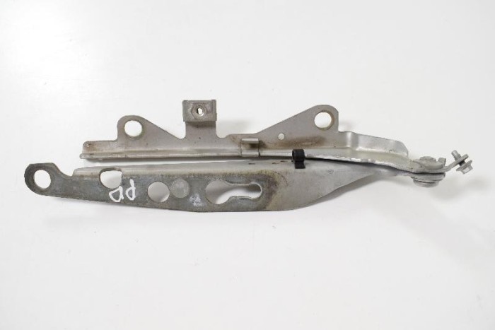 Balama capota dreapta față VOLVO V70 II SW 2006 OEM: 30745018 3352915
