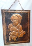 Fetita cu bebelus - aplica - tablou, metaloplastie - foita din tabla pe suport din lemn, obiect vechi romanesc, anii 1960-1970