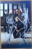 Autografele membrilor trupei britanice de power metal DragonForce pe fotografie